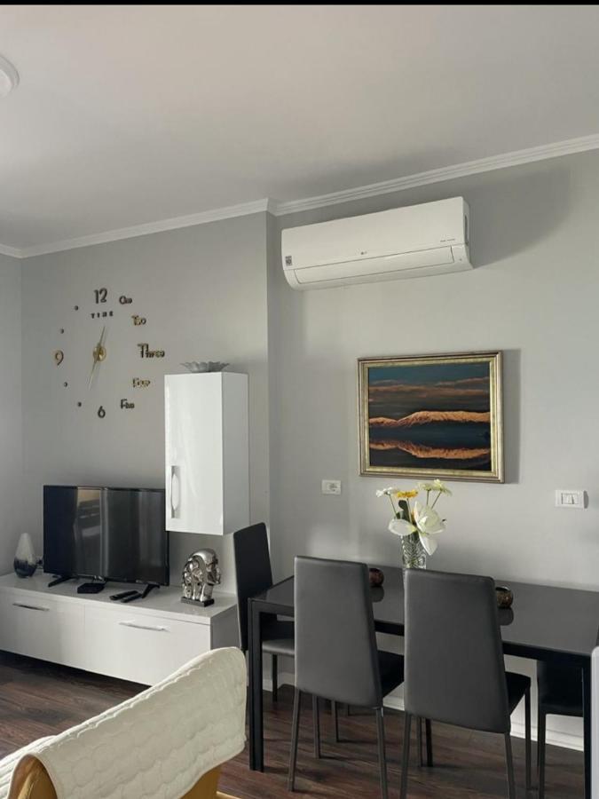 Kelvi'S Apartment Pogradec Esterno foto
